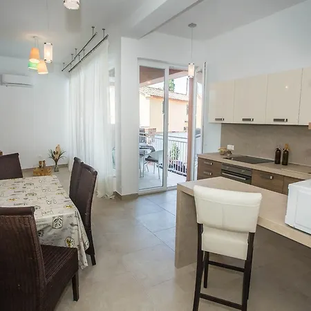 Konukevi Valtrazza 4*